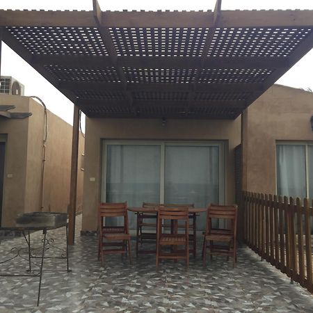Beach Front Chalet 艾因苏赫纳 外观 照片
